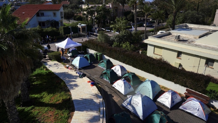 以色列人质家属及支持者在内塔尼亚胡私宅外扎营。