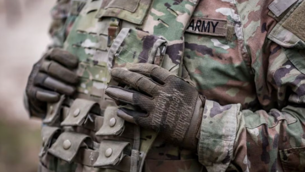 伊拉克美军基地遭受袭击。 伊拉克美军基地遭受袭击。