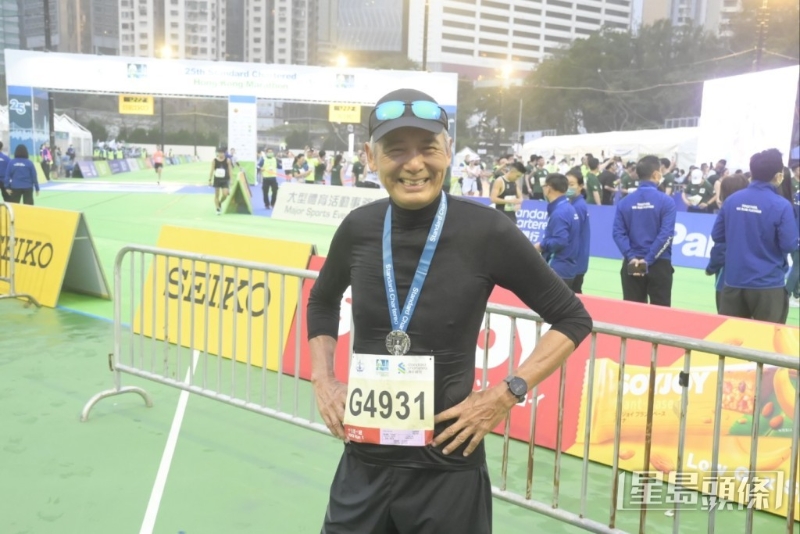 周润发:半马【编号:H7157】。 发哥去年出战10公里赛事,以1小时3分钟58秒完成。 虽然他曾表示短期内不会升级,但今年据报会转战半马! 周润发:半马【编号:H7157】。 发哥去年出战10公里赛事,以1小时3分钟58秒完成。 虽然他曾表示短期内不会升级,但今年据报会转战半马!