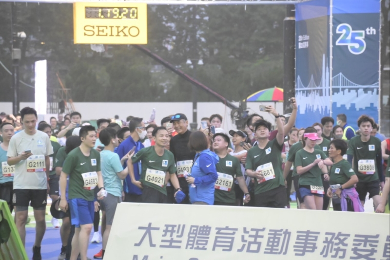 周润发魅力逼人! 周润发魅力逼人!