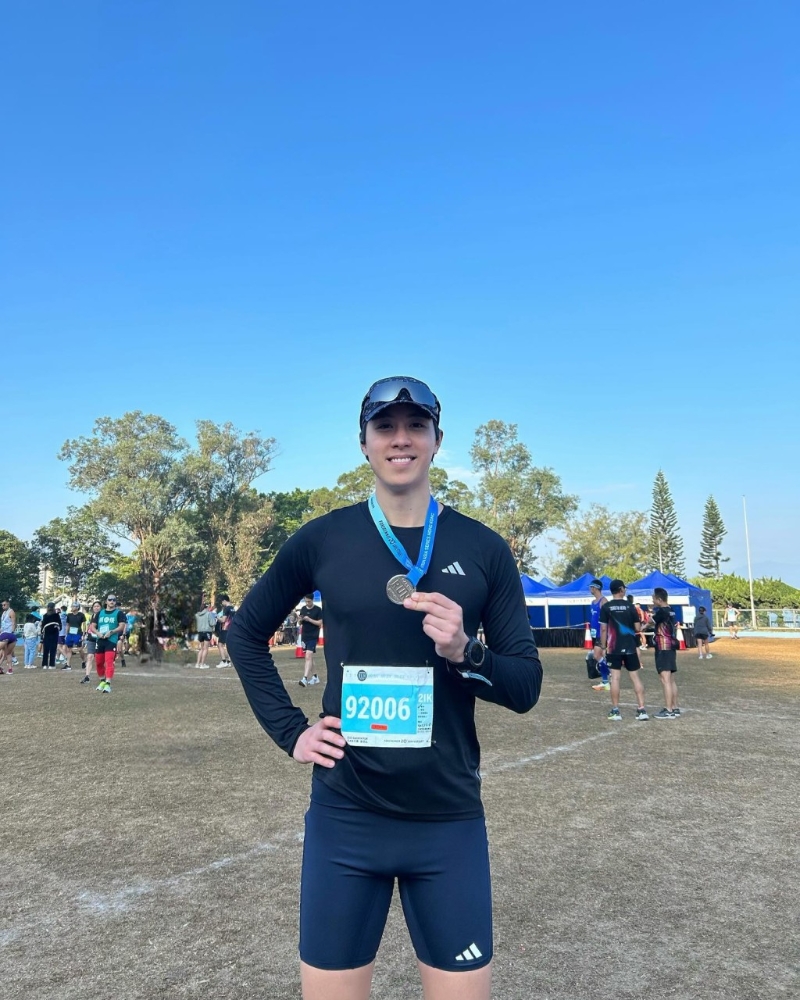 陈安立:半马【编号:E7373】。 陈安立将第8次参赛,他去年以47分58秒完成10公里,今次将与发哥等人齐齐升级转战半马。 陈安立:半马【编号:E7373】。 陈安立将第8次参赛,他去年以47分58秒完成10公里,今次将与发哥等人齐齐升级转战半马。