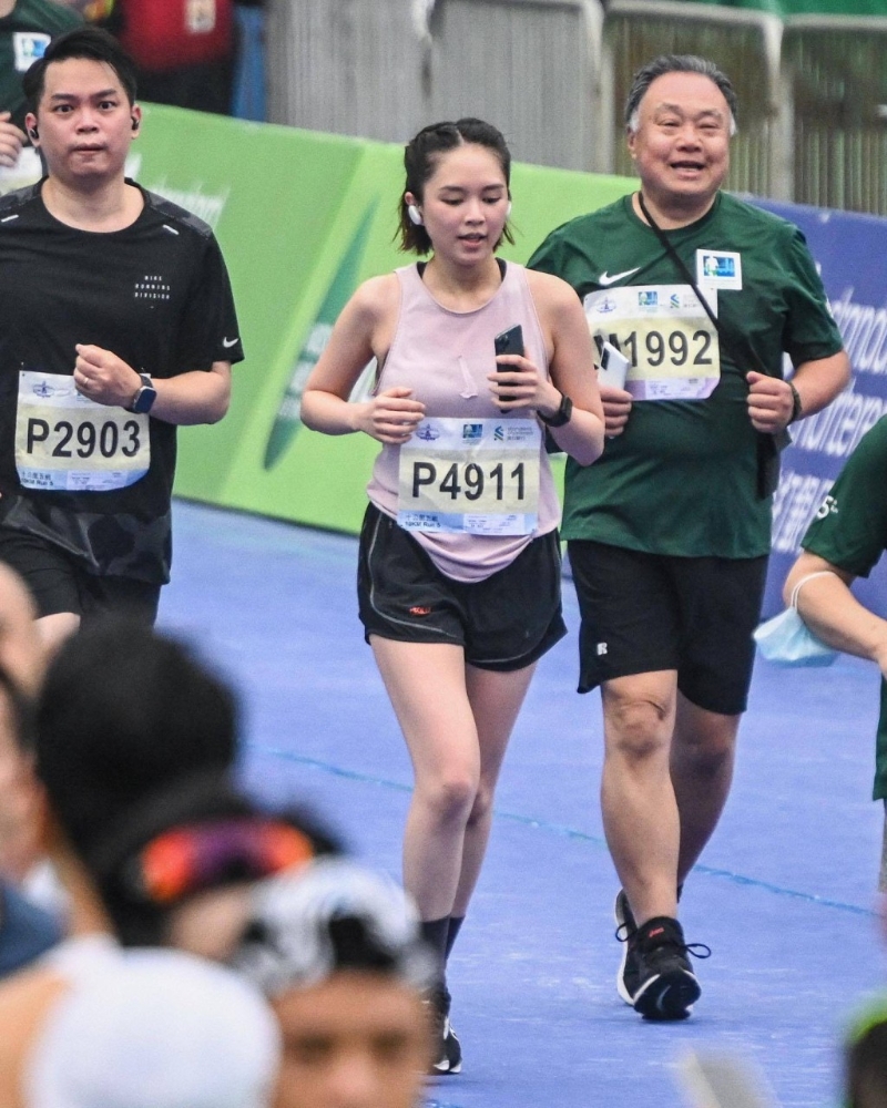 苏丽珊:半马【编号:E3700】。 苏丽珊去年同样参加10公里赛,以1小时26分28秒完成,当时因曾患新冠肺炎,一度疑似患上心律不正的后遗症,但今年仍升级转跑半马。 苏丽珊:半马【编号:E3700】。 苏丽珊去年同样参加10公里赛,以1小时26分28秒完成,当时因曾患新冠肺炎,一度疑似患上心律不正的后遗症,但今年仍升级转跑半马。