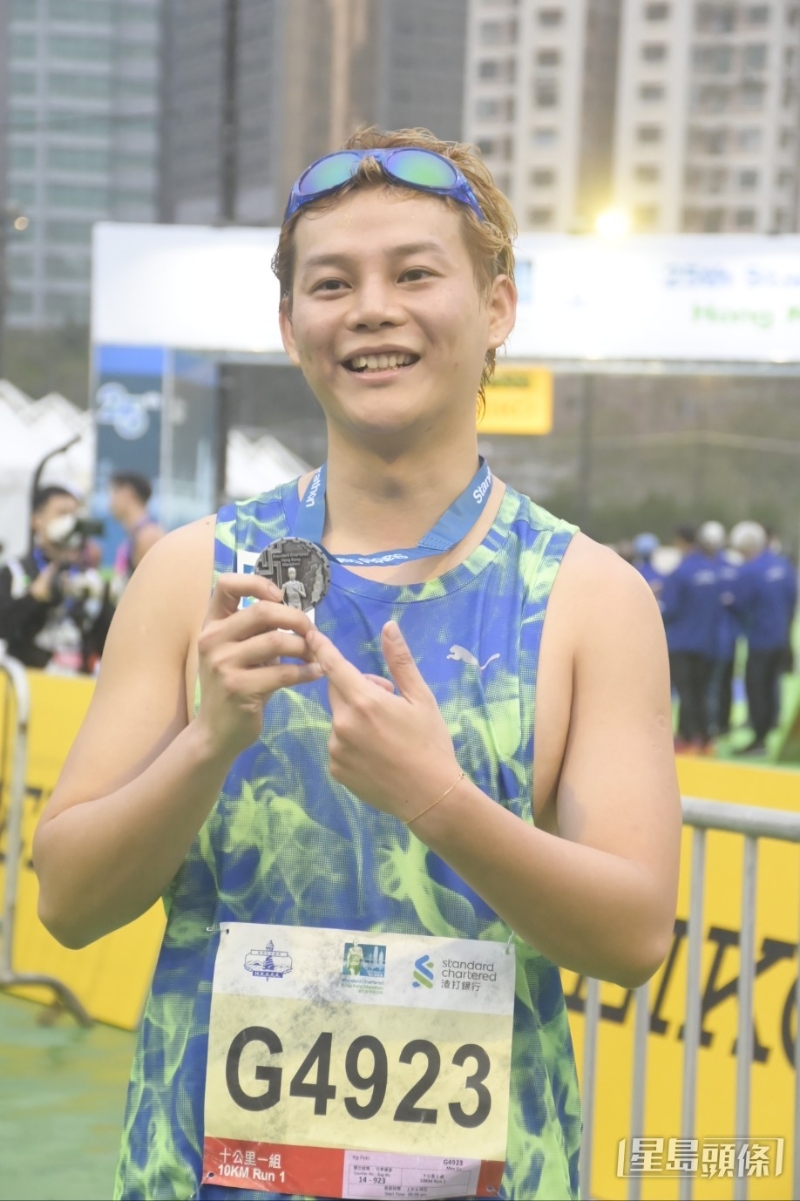 吴保锜:10公里【编号:J3928】。 ERROR成员保锜近年爱上跑步,之前亦与柳俊江及陈安立等不时相约跑步,还成立大埔民间体育会。 吴保锜去年首次参加渣马,以55分12秒完成10公里。 去年底,他在台北参加马拉松,以4小时9分10秒首次跑完全马。 吴保锜:10公里【编号:J3928】。 ERROR成员保锜近年爱上跑步,之前亦与柳俊江及陈安立等不时相约跑步,还成立大埔民间体育会。 吴保锜去年首次参加渣马,以55分12秒完成10公里。 去年底,他在台北参加马拉松,以4小时9分10秒首次跑完全马。