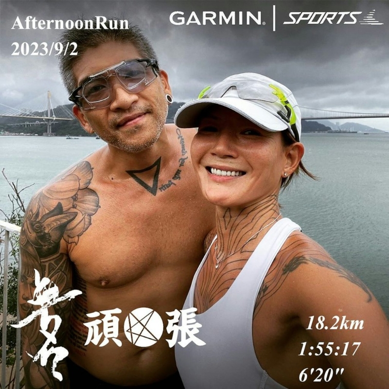 苏浩才:全马【编号:7788】。 卢巧音老公苏浩才(Sammy)为乐队KOLOR主音,创立顽张跑会,他去年以3小时23分50秒完成渣马全马,今年会再参加。 苏浩才:全马【编号:7788】。 卢巧音老公苏浩才(Sammy)为乐队KOLOR主音,创立顽张跑会,他去年以3小时23分50秒完成渣马全马,今年会再参加。