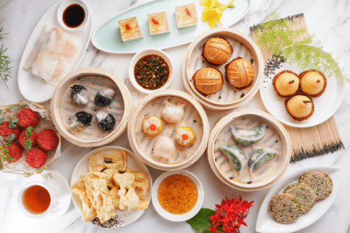 可以任食40款点心小食,如鲜味虾饺皇、蟹籽烧卖皇、虫草花浓汤鲜竹卷、松化脆蛋散、千层飘香榴莲酥等。 可以任食40款点心小食,如鲜味虾饺皇、蟹籽烧卖皇、虫草花浓汤鲜竹卷、松化脆蛋散、千层飘香榴莲酥等。