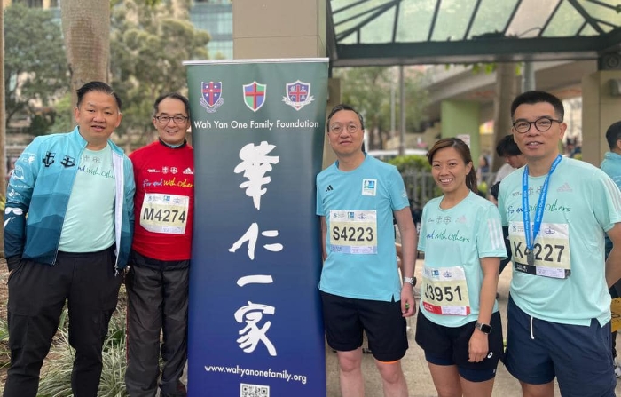 林定国(右三)前往自己母校香港华仁书院和九龙华仁书院设立的打气站。 林定国(右三)前往自己母校香港华仁书院和九龙华仁书院设立的打气站。