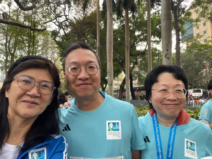 林定国(中)与太太(右)完成渣打十公里跑。 林定国(中)与太太(右)完成渣打十公里跑。