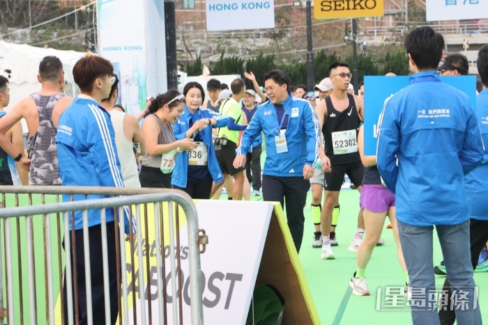 二人同穿上大会的运动外套,十足情侣装。 二人同穿上大会的运动外套,十足情侣装。