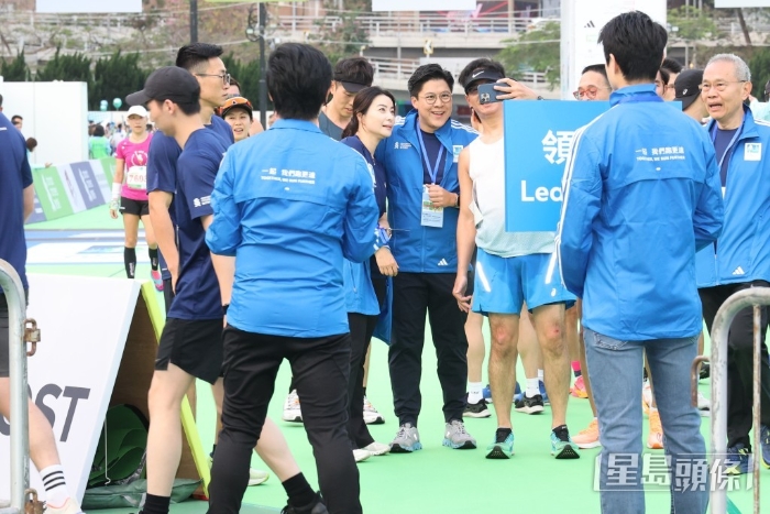 郭晶晶受到在场参赛者欢迎。 郭晶晶受到在场参赛者欢迎。