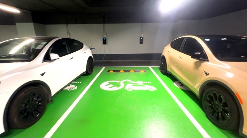 港铁旗下多个商场设置电动车充电设施，鼓励绿色出行。