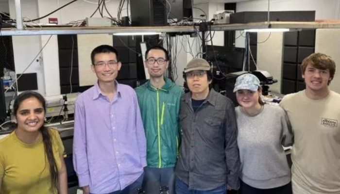 严资杰教授(左二)和他的趼究团队。 严资杰教授(左二)和他的趼究团队。