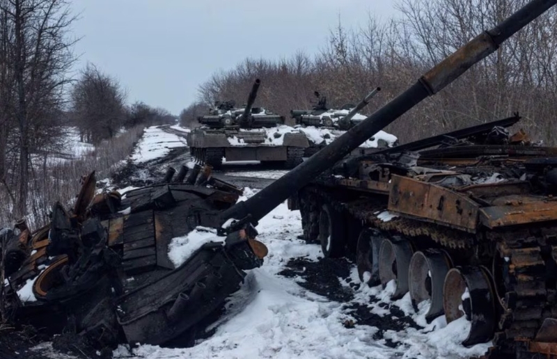 俄罗斯在对乌克兰战争中损失大量的坦克与装甲车，其军工业制造能力赶不上战争耗损的速度。路透社