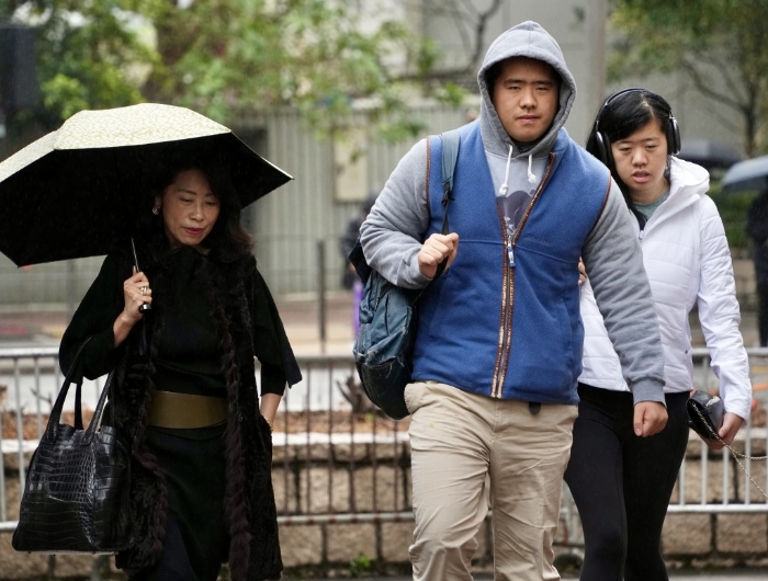 黎智英家人今早继续到庭听审。 黎智英家人今早继续到庭听审。