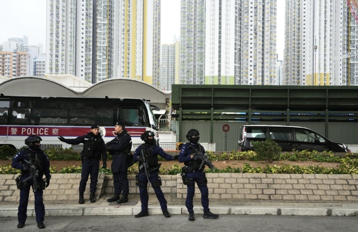 警方在法院外戒备未有松懈 警方在法院外戒备未有松懈