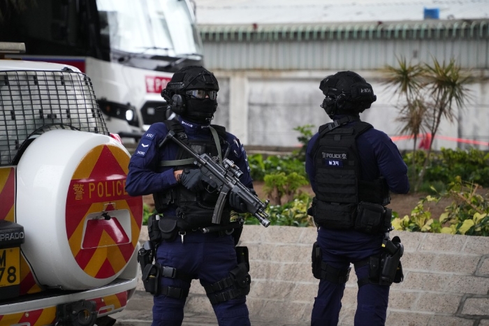 警方在法院外戒备未见松懈。 警方在法院外戒备未见松懈。