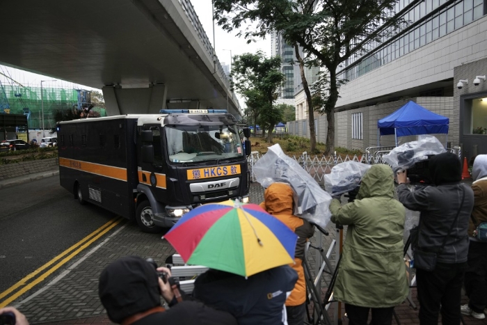 张剑虹由囚车送到西九法院。 张剑虹由囚车送到西九法院。