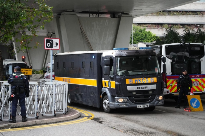 囚车将黎智英送抵法院应审。 囚车将黎智英送抵法院应审。