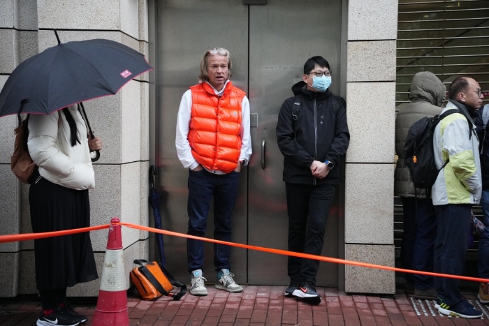 有外籍人士无视严寒,亦排队等候入庭听审。 有外籍人士无视严寒,亦排队等候入庭听审。