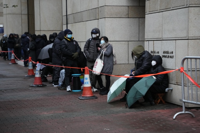巿民冒严寒于西九龙裁判法院外排队等候入庭听审。 巿民冒严寒于西九龙裁判法院外排队等候入庭听审。