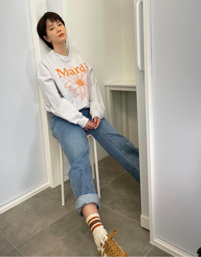 其后此花花图案换上不同的配色,韩星IU及宋智孝(见图)等都被吸引,常以之作为私服穿搭,并于社交媒体曝光,人气进一步急升。 图片来源:宋智孝Instagram 其后此花花图案换上不同的配色,韩星IU及宋智孝(见图)等都被吸引,常以之作为私服穿搭,并于社交媒体曝光,人气进一步急升。 图片来源:宋智孝Instagram