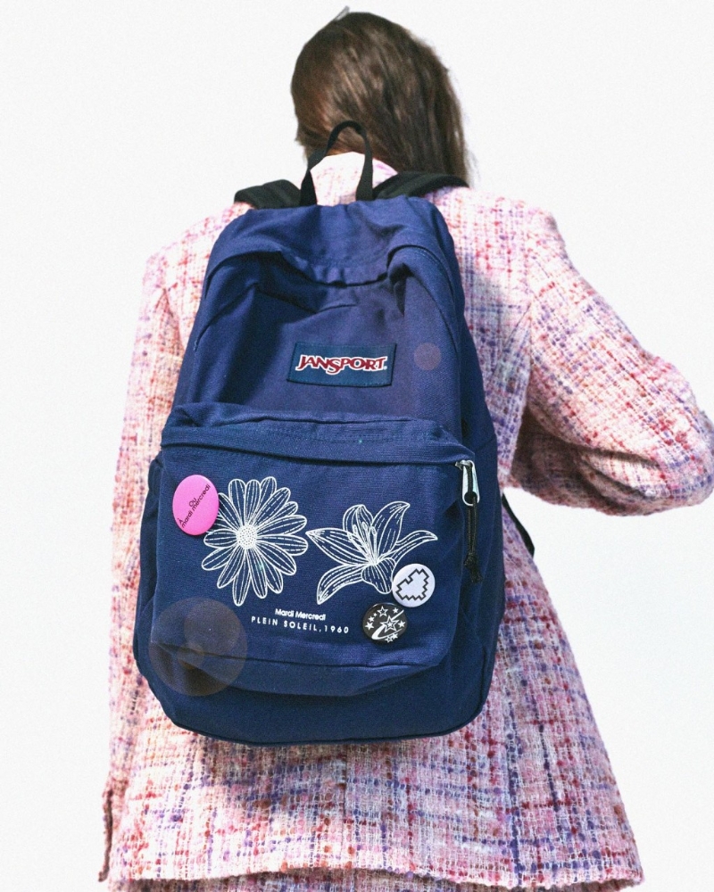 明星效应之外,品牌也经常联手不同单位合推联乘系列,保持曝光率,亦为捧场客带来新鲜感。 曾合作的单位包括动漫主角Pokemon及美国配饰品牌Jansport(见图)等。 图片来源:品牌Facebook 明星效应之外,品牌也经常联手不同单位合推联乘系列,保持曝光率,亦为捧场客带来新鲜感。 曾合作的单位包括动漫主角Pokemon及美国配饰品牌Jansport(见图)等。 图片来源:品牌Facebook