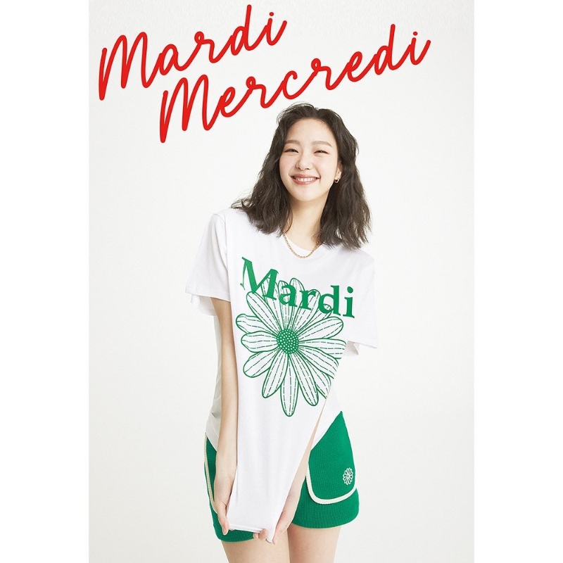 鲜绿色花朵乃品牌标志性设计,源于创办人之一Valerie深信女士都喜欢花朵,于是丈夫Hwamok就为她绘画一个运用简约线条配上鲜绿色的花朵图案,而品牌更请来韩星金高出任代言人。图片来源:品牌Facebook 鲜绿色花朵乃品牌标志性设计,源于创办人之一Valerie深信女士都喜欢花朵,于是丈夫Hwamok就为她绘画一个运用简约线条配上鲜绿色的花朵图案,而品牌更请来韩星金高出任代言人。图片来源:品牌Facebook