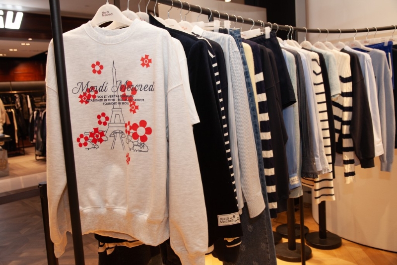 热卖单品之一卫衣:巴黎铁塔图案卫星前$850。 热卖单品之一卫衣:巴黎铁塔图案卫星前$850。