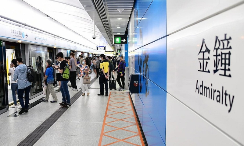 东铁线年三十及初二晚由金钟往罗湖的尾班车,将于零晨0时56分开出。 资料图片 东铁线年三十及初二晚由金钟往罗湖的尾班车,将于零晨0时56分开出。 资料图片