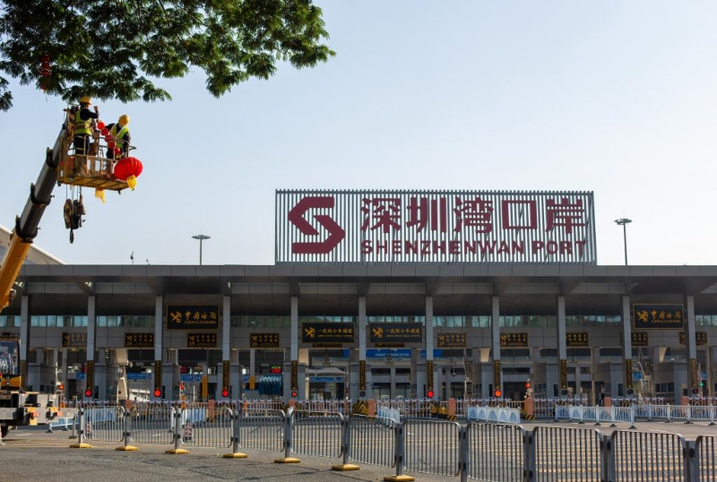 有知情者指,深圳湾口岸每日至少有10宗由内地返港的非紧急救护接送个案。 有知情者指,深圳湾口岸每日至少有10宗由内地返港的非紧急救护接送个案。