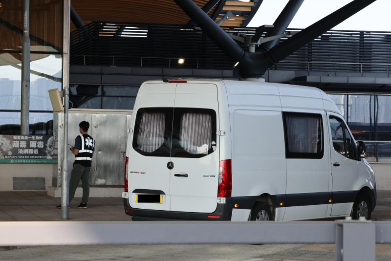 怀疑无牌的救护车车身,没有印上救护车的中英文字句。 怀疑无牌的救护车车身,没有印上救护车的中英文字句。