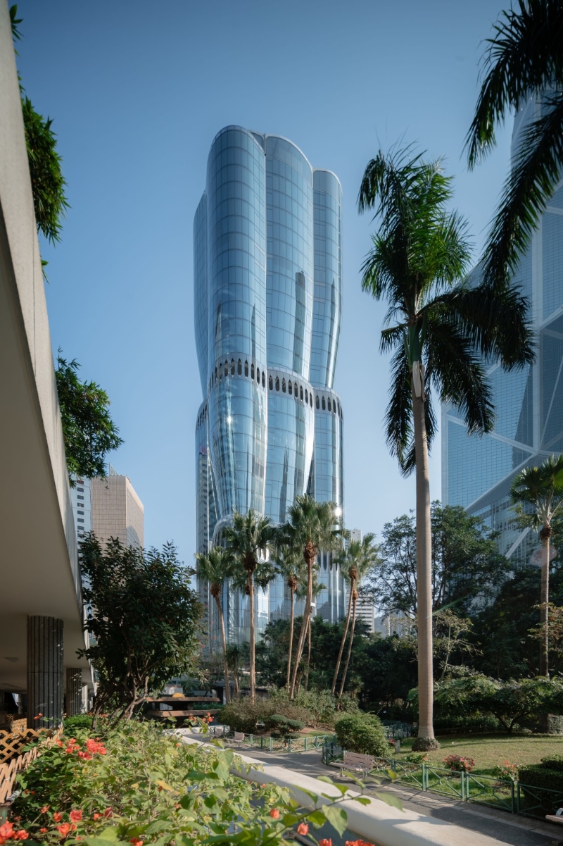 坐落中环核心地带的全新商厦The Henderson，建筑设计来自国际知名的扎哈. 哈迪德建筑事务所（Zaha Hadid Architects）。