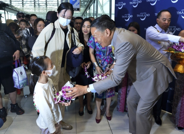 去年9月25日，泰国总理赛塔（中）在曼谷素万那普国际机场迎接中国游客。