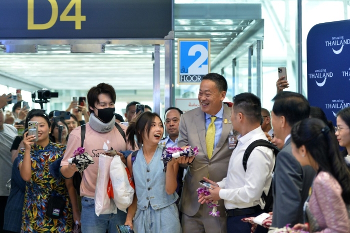 去年9月泰国对中国游客实施为期约5个月的免签政策，免签首日泰国总理赛塔与多名政府高官前往首都曼谷的素万那普国际机场迎接中国游客。
