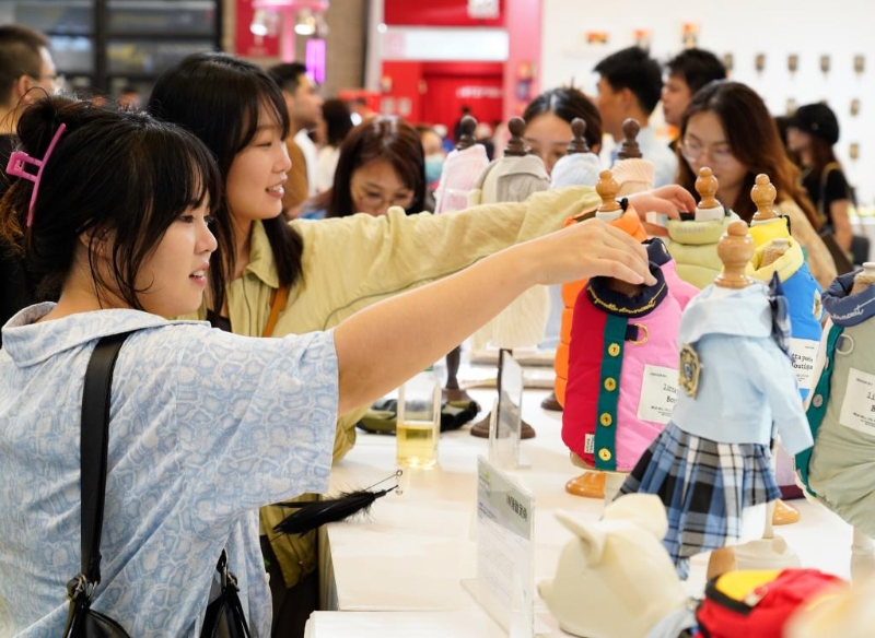 去年有调查指,主人每月平均在宠物身上花费近1500元。 去年有调查指,主人每月平均在宠物身上花费近1500元。