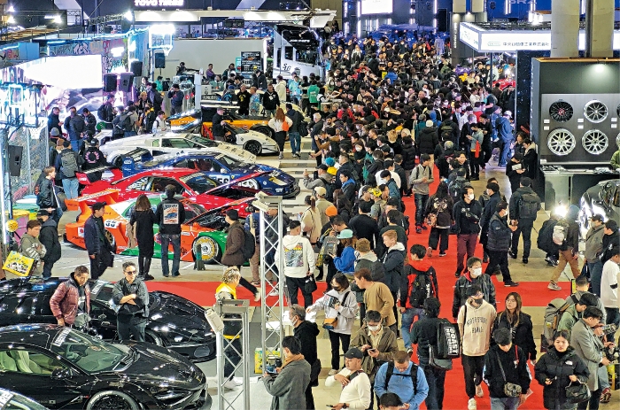 今年东京改装车展大会公布共有893辆车参展，摊位数目多达4,329个，首天记者日人头涌涌，非常热闹。