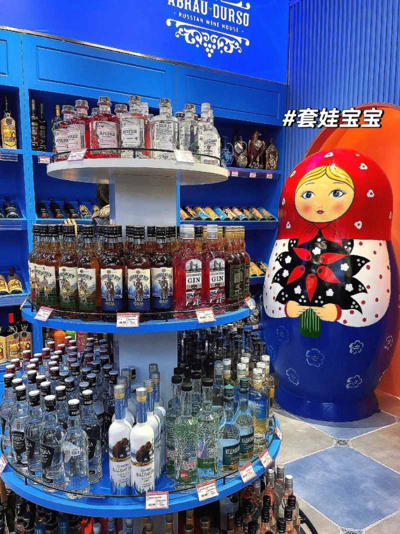 超市内更放有巨型俄罗斯娃娃摆设