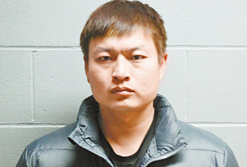 涉案的32岁疑犯薛明，来自福建省福州市湖南镇，被起诉308项造假重罪和1项参与贪腐活动罪。 电视截图