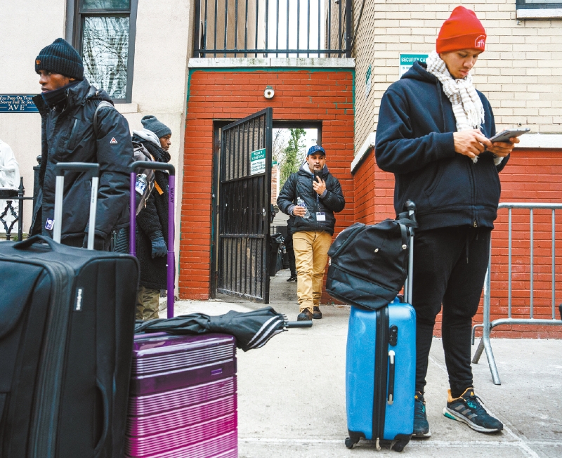 不少移民带著全副家当流落街头。 Todd Heisler纽约时报 不少移民带著全副家当流落街头。 Todd Heisler纽约时报