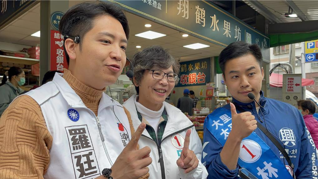图为蔡壁如（中）去年12月陪同时任国民党“立委”候选人罗廷玮（左）、林家兴（右）到黄昏市场拜票。