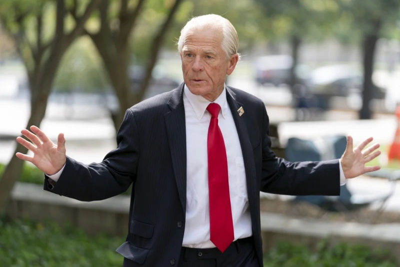 特朗普的主要经济顾问,反对全球分工的纳瓦罗,因拒绝国会调查团而遭判刑。美联社 特朗普的主要经济顾问,反对全球分工的纳瓦罗,因拒绝国会调查团而遭判刑。美联社