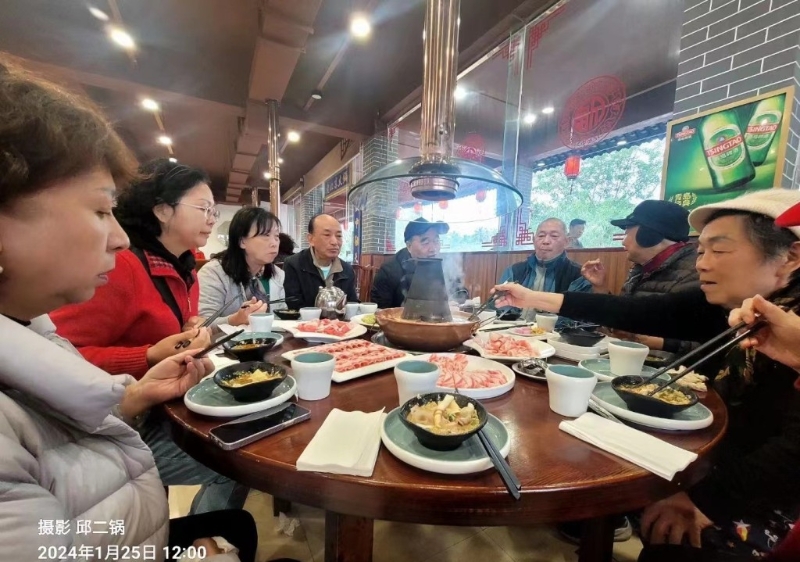 律师周筱赟在微博贴出雷政富与友人聚餐的相片。 (微博)