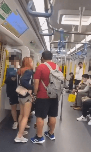 近日香港网络疯传一段影片，引起大量网民热议，一名踎地港女大闹港铁斥男学生视奸。（网上影片截图）