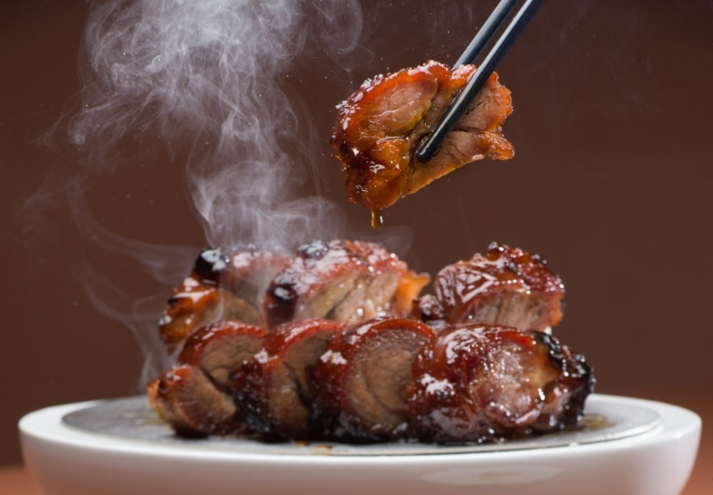 如中菜厅贺年菜——招牌黑豚叉烧（如意套餐），精选黑豚肉炮制，肉质细致富肉味，加上古早烧味配方，原汁原味。