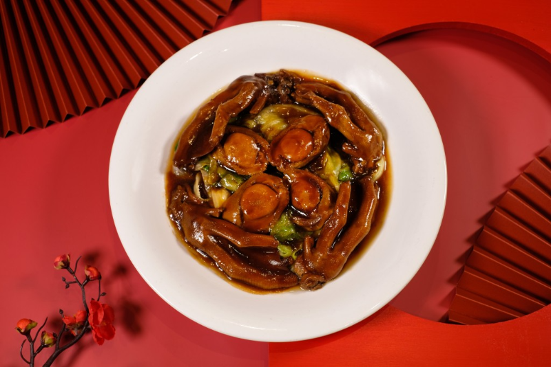 如中菜厅贺年菜——原只6头鲍鱼扣鹅掌(聚宝套餐),鲍鱼是贺年菜经典食材,叶师傅将其焖至入味配鹅掌上桌,展现传统风味。 如中菜厅贺年菜——原只6头鲍鱼扣鹅掌(聚宝套餐),鲍鱼是贺年菜经典食材,叶师傅将其焖至入味配鹅掌上桌,展现传统风味。