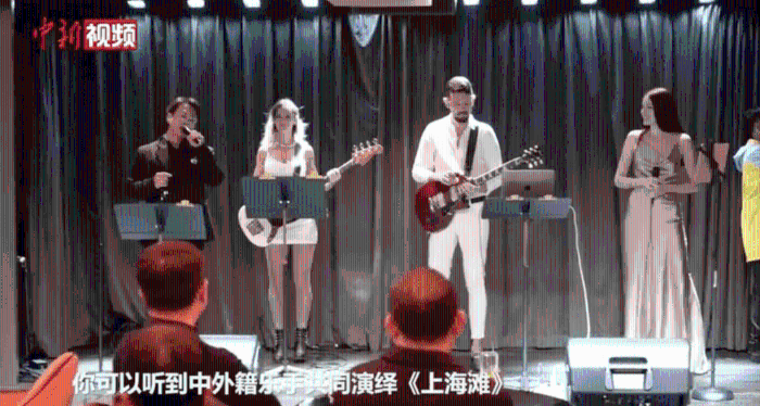 有现场Live Band唱中国歌曲。