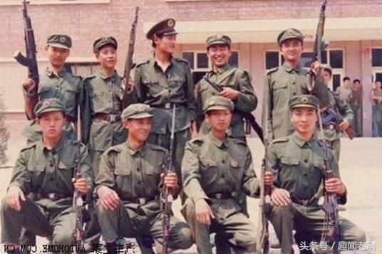 网传田明建(后排左三)在军中的图片。 网络图片 网传田明建(后排左三)在军中的图片。 网络图片