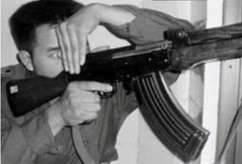 网传田明建手持81式步枪的照片。 网传田明建手持81式步枪的照片。