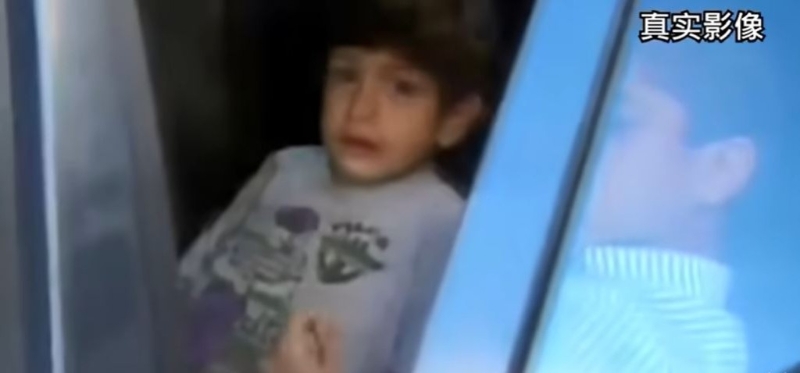 伊朗驻华大使馆秘书汽车上受伤的小孩。 影片截图 伊朗驻华大使馆秘书汽车上受伤的小孩。 影片截图