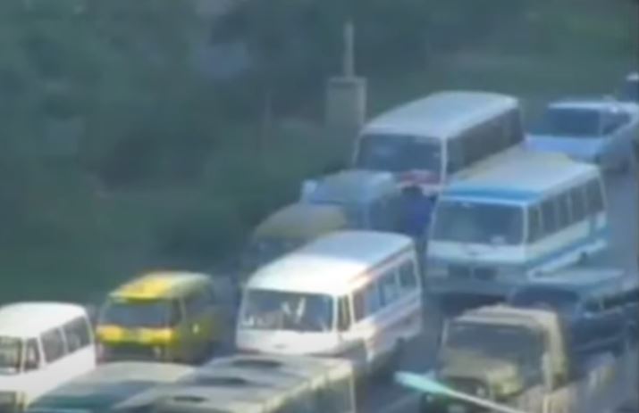 田明建在建国门附近对周边车辆疯狂射击。 影片截图1 田明建在建国门附近对周边车辆疯狂射击。 影片截图1