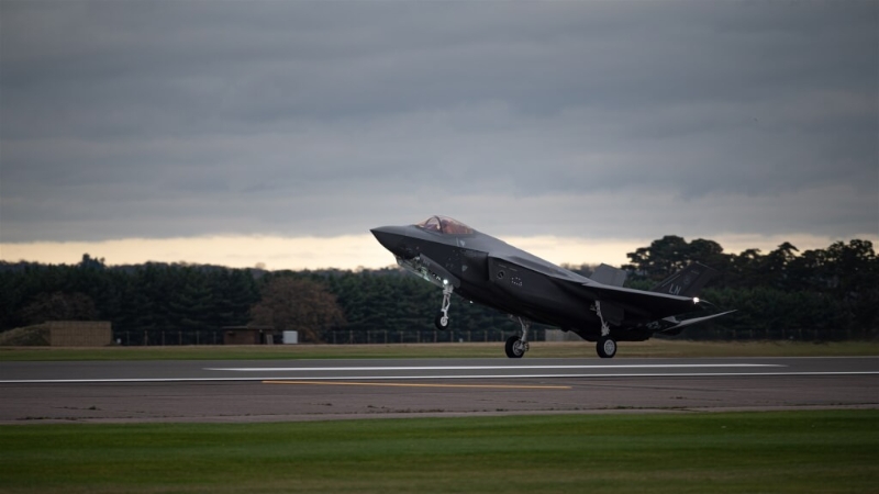 图为美军F-35A闪电II降落在英国空军拉肯希斯基地。 (图取自美军驻英国空军拉肯希斯基地网页 lakenheath.af.mil) 图为美军F-35A闪电II降落在英国空军拉肯希斯基地。 (图取自美军驻英国空军拉肯希斯基地网页 lakenheath.af.mil)